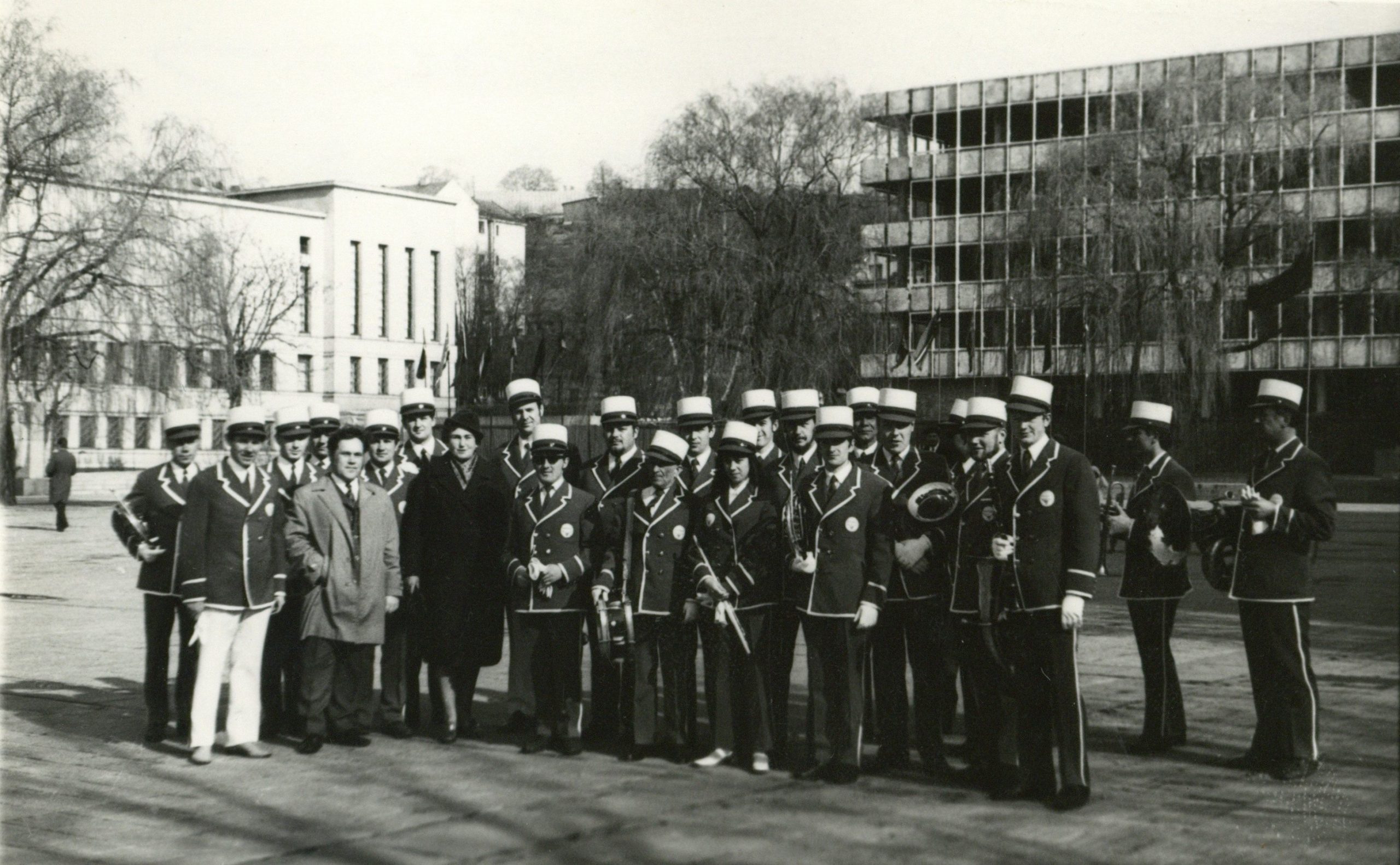 L. K. Ulevičius (antras iš kairės pirmoje eilėje) su Kauno kultūros namų Nr. 3 instrumentiniu ansambliu. 1962 m. Fotografija iš Lietuvos švietimo muziejaus rinkinių.