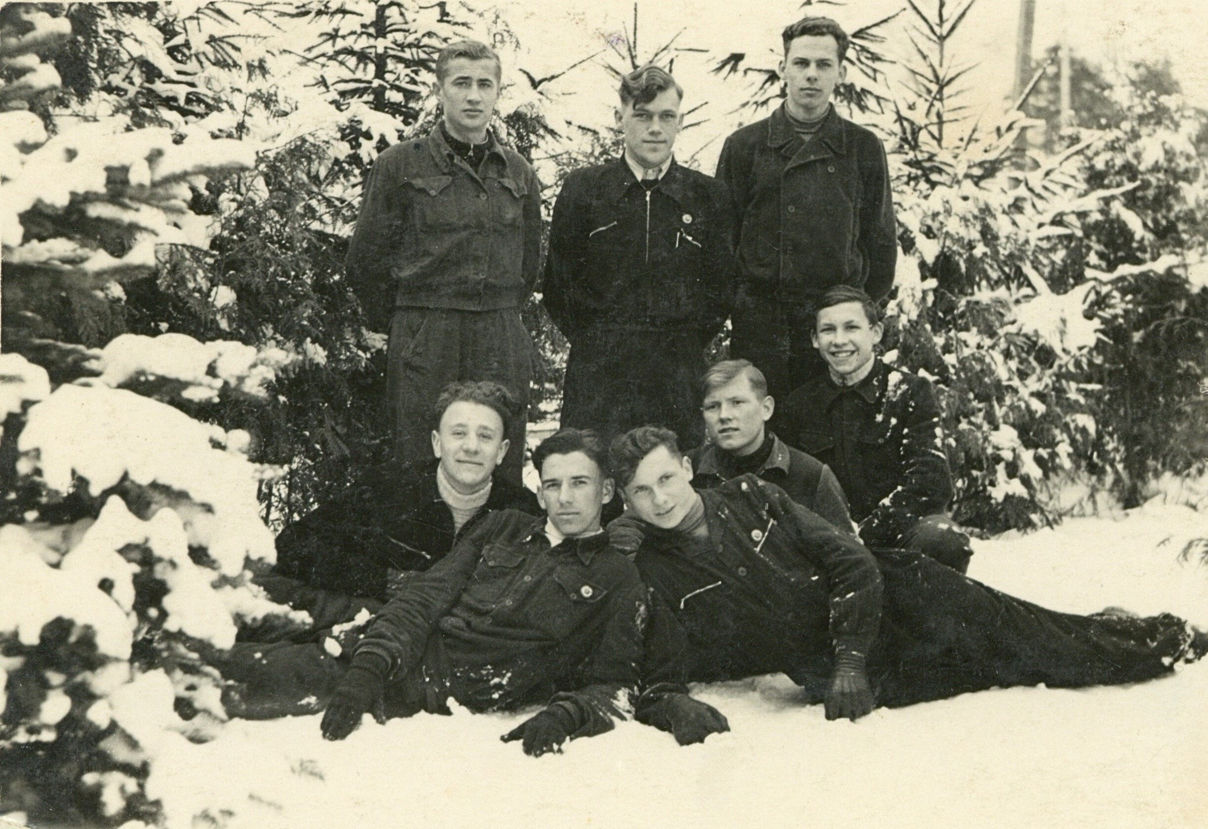 L. K. Ulevičius (stovi viduryje) su klasės draugais Kazlų Rūdos miške žiemą. 1954 m. Fotografija iš Lietuvos švietimo muziejaus rinkinių.