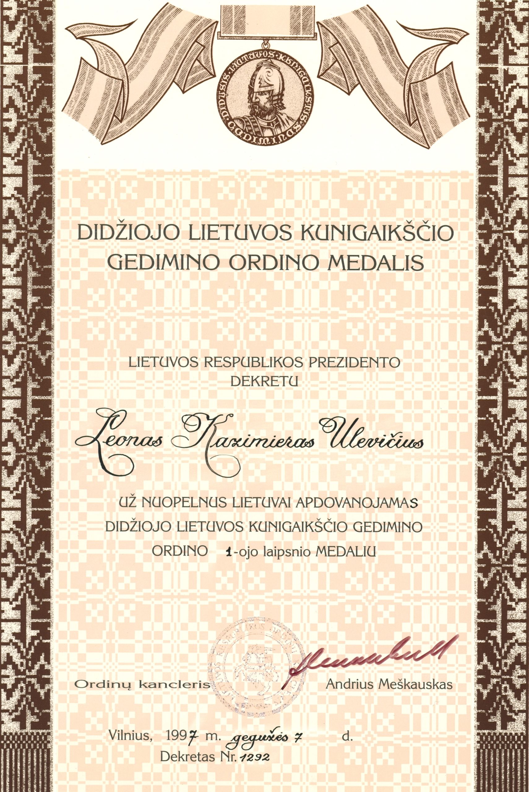 Lietuvos Respublikos Prezidento dekretas dėl Leono Kazimiero Ulevičiaus apdovanojimo Didžiojo Lietuvos kunigaikščio Gedimino ordinu. 1997 m. Iš Lietuvos švietimo muziejaus rinkinių.