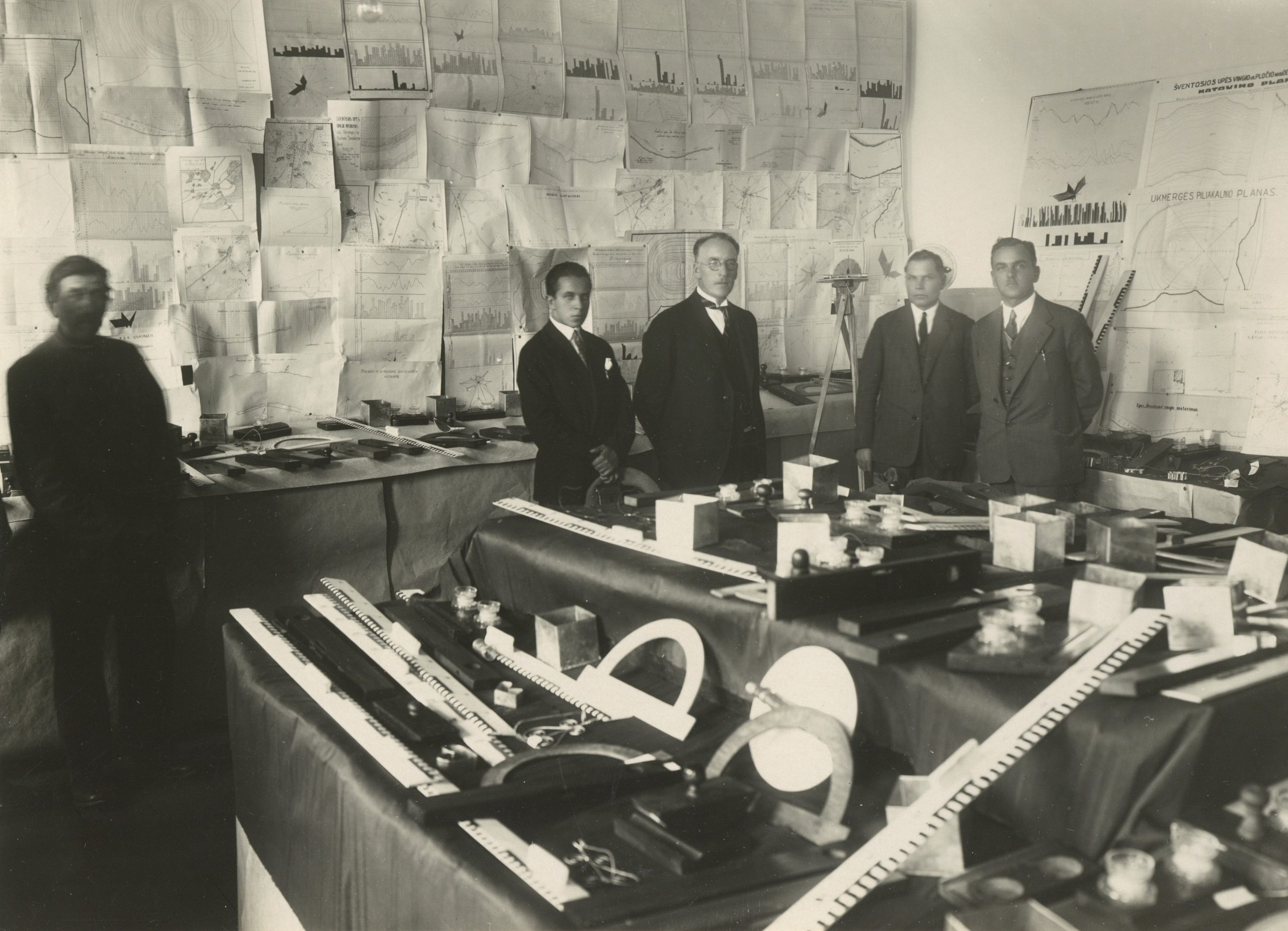 Pedagoginių darbo kursų metu surengta darbų paroda Ukmergėje, 1930 m. Antanas Tamošaitis stovi antras iš kairės.
Iš Lietuvos švietimo muziejaus rinkinių.